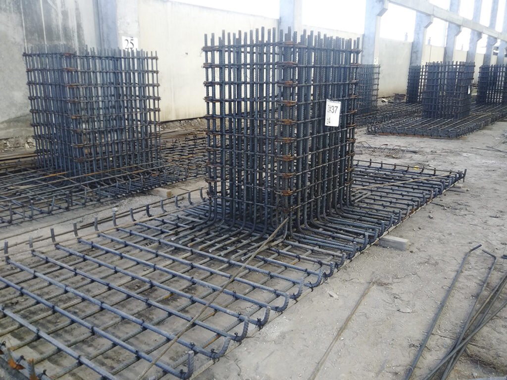 Montagem de ferragens em obra