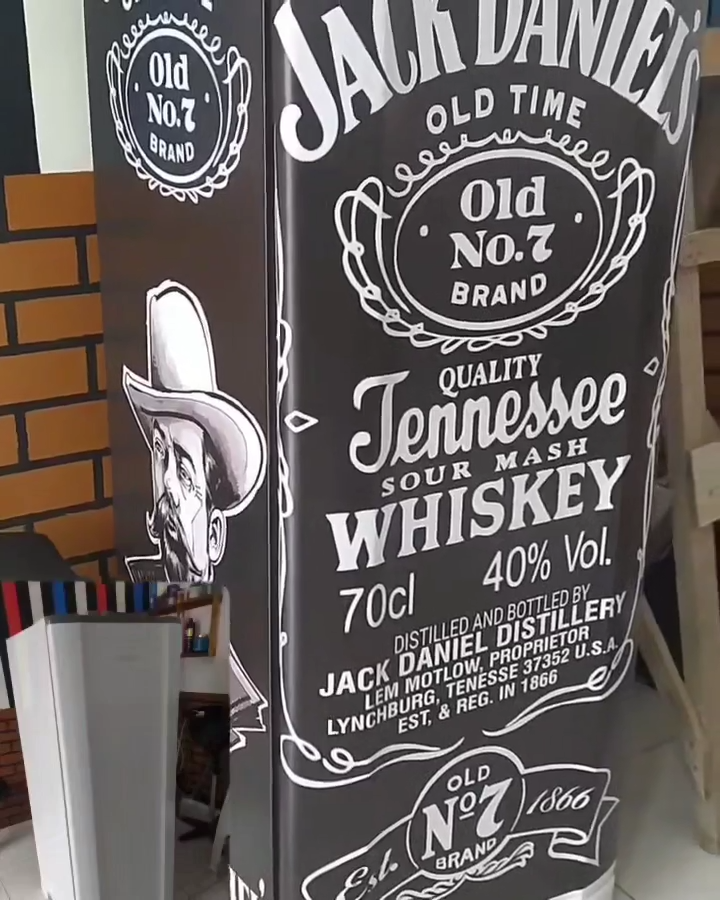 Geladeira temática Jack Daniel’s